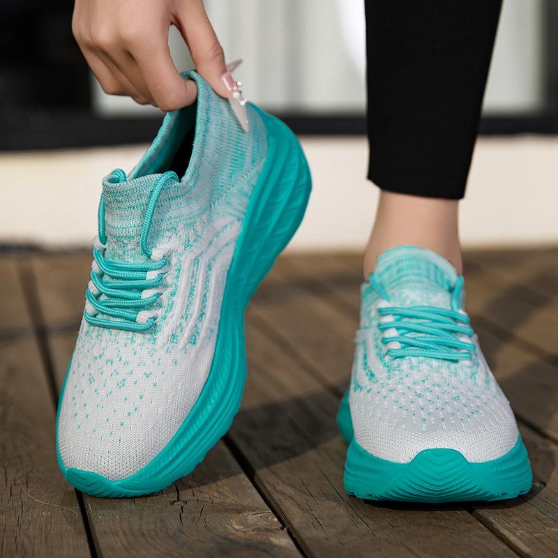 New large size fly-woven mesh breathable shoes soft sole non-slip lightweight casual shoes sports shoes