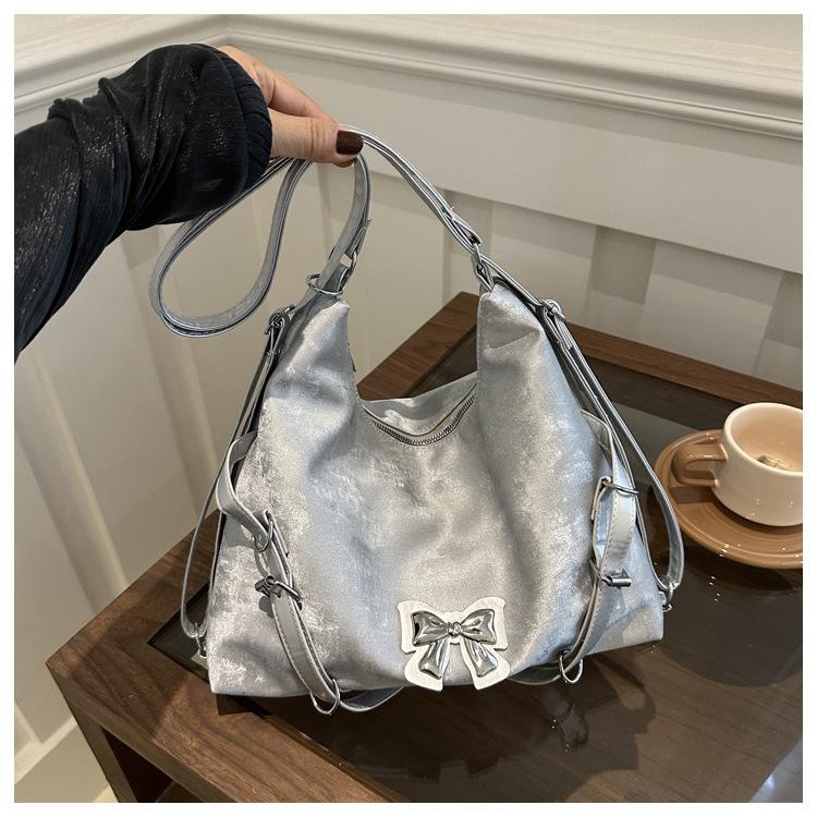 

Повсякденна сумка великої місткості жіноча 2024 нова трендова та модна сумка-месенджер на плече для поїздок на роботу, красивий рюкзак з подвійними плечовими лямками срібний