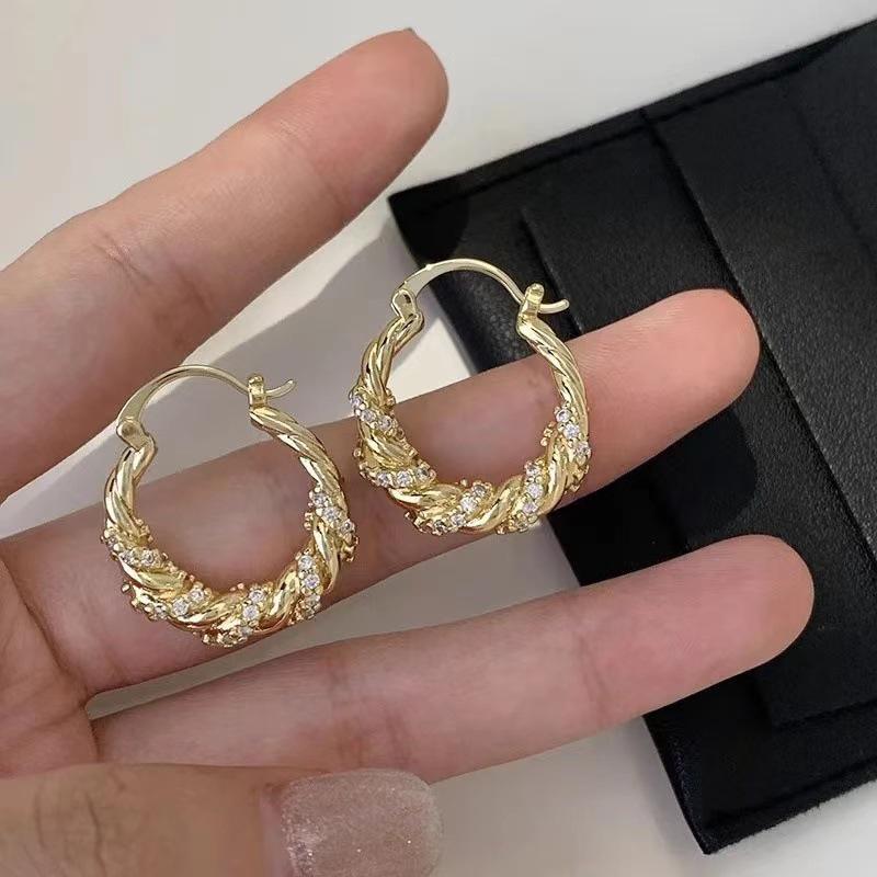 Elegant European & American Twisted Hoop Earrings - Exaggerated Circle Buckles with Simple Ring Design for Women
