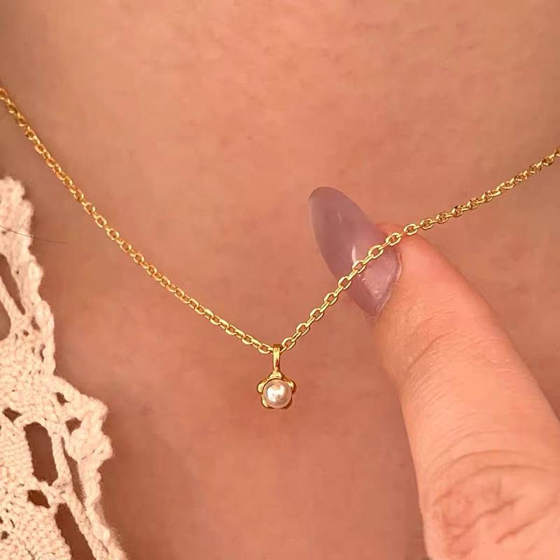 Elegant Metal Heart Clavicle Necklace for Women - Light Luxury Design