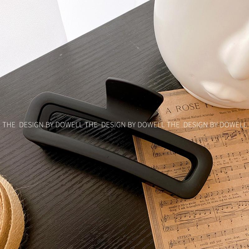 Fashionable Large Matte Plastic Hair Claw For Sophisticated Hairstyles In Multiple Shades