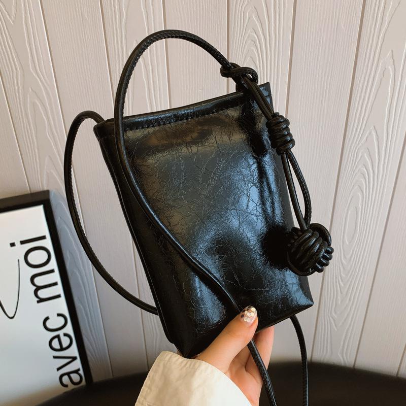 

Корейская версия красивой сумки через плечо в иностранном стиле, модная персонализированная маленькая женская сумка 2024 года, новая простая повседневная сумка для мобильного телефона чёрный