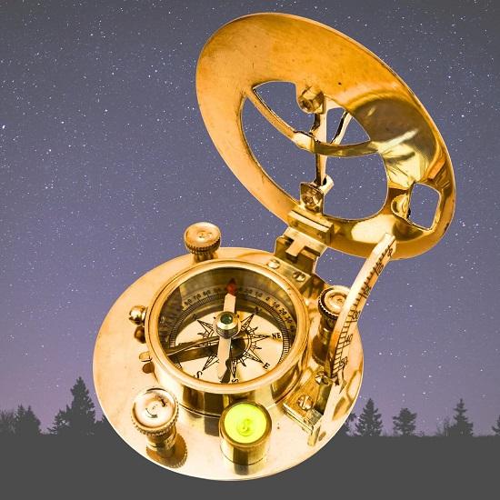 Instrument de navigație retro, cadou auriu nautic, vine într-o carcasă rafinată din piele cu granulație superioară, cu detalii complicate, cadran solar lustruit Steampunk