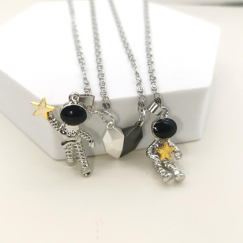 2PCS/set Fashion Astronaut Couple Necklace A Pair of Magnetic Astronaut Pendant Collarbone Chain Valentine Day Gift Jewelry