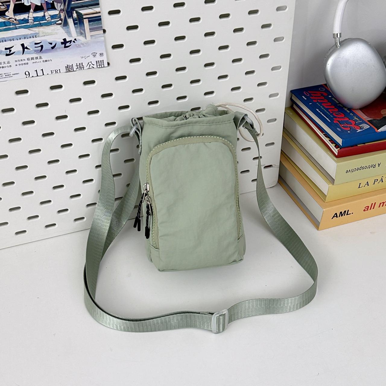 

Water cup bag, casual shoulder bag, outdoor sports messenger bag, simple small square bag, bag with water cup back, universal for women s bags.
