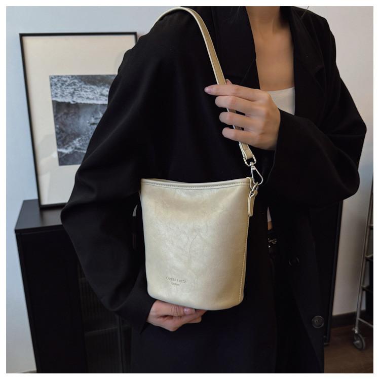 IELGY Fashionable All-Match One-Shoulder Underarm Bag Commuter Cross-Body Bucket Bag