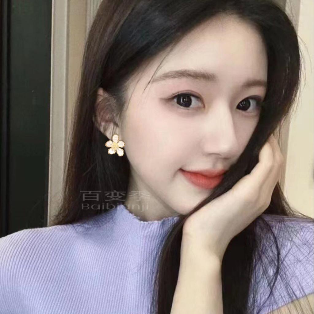 Temperament flower earrings women's niche design high-end light luxury earrings new trendy unique fashion stud earrings