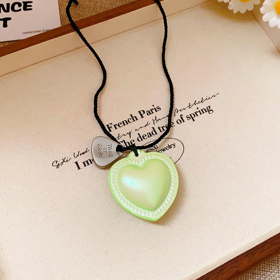 Retro Round Resin Necklace: Versatile, Fashionable High-End Clavicle Chain for Women