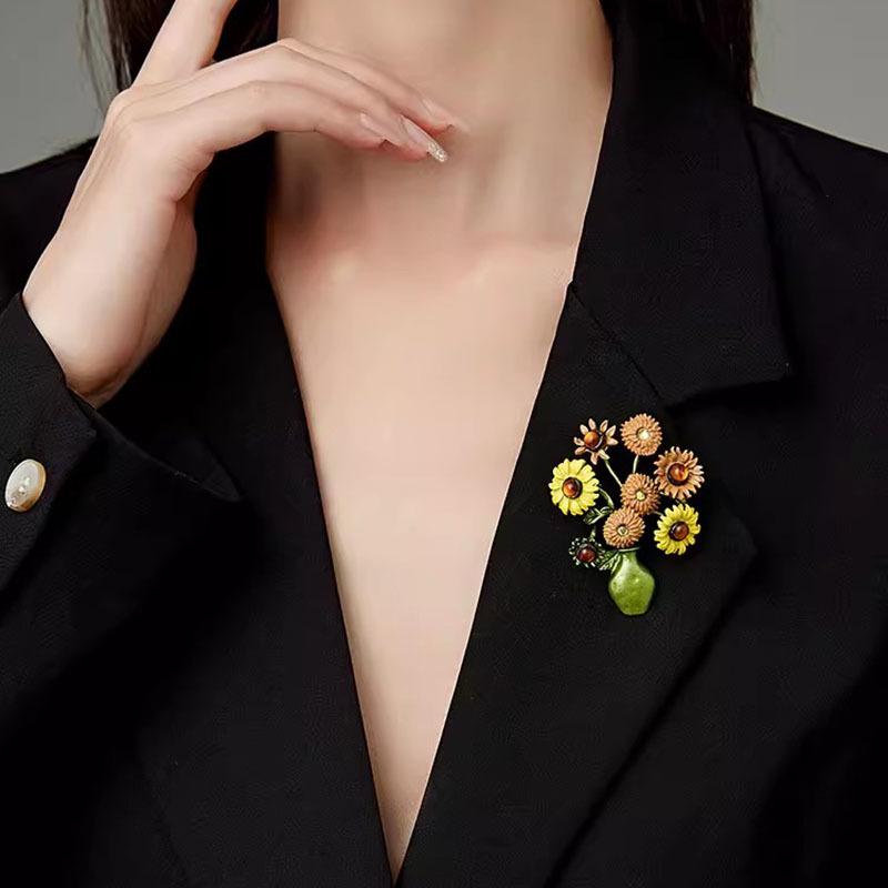 Retro High-end Van Gogh Sunflower Female Fashion Sense Brooch