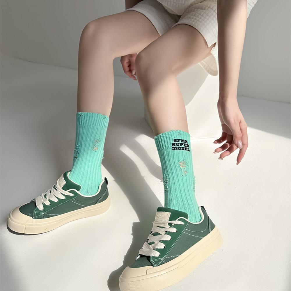Lochsocken Englische Buchstabenstickerei Bettlersocken Streetstyle Kreativ Einfarbig Internet-Berühmtheit Mittellange Stapelsocken