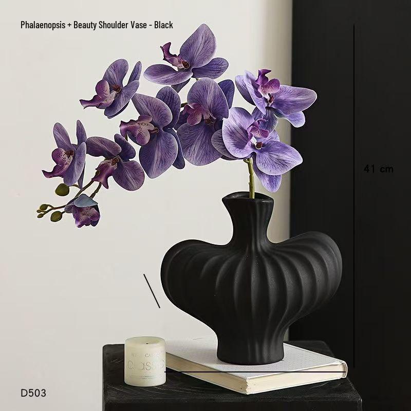 Kytice umělých orchidejí Phalaenopsis v elegantní váze pro dekoraci jídelního stolu a obývacího pokoje