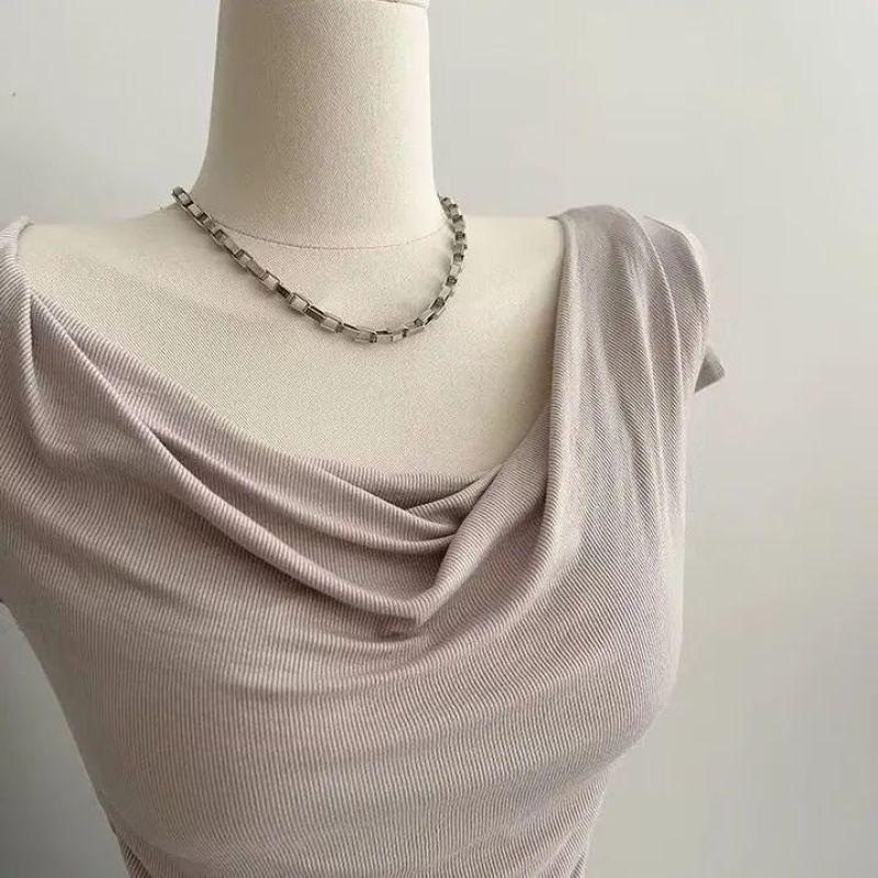 Unregelmäßiges Plissee-Off-Shoulder-Kuhhals-T-Shirt - Sommer 2024