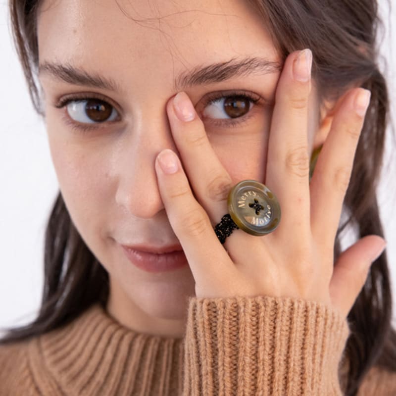MERRYMOTIVE Merry,Motive Signature Button with Knit Ring (Khaki)