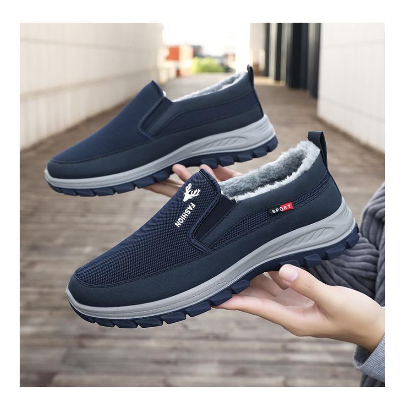 Cotton shoes for men in autumn and winter for outdoor wear. One foot snow boots with thick velvet and lightweight cotton boots