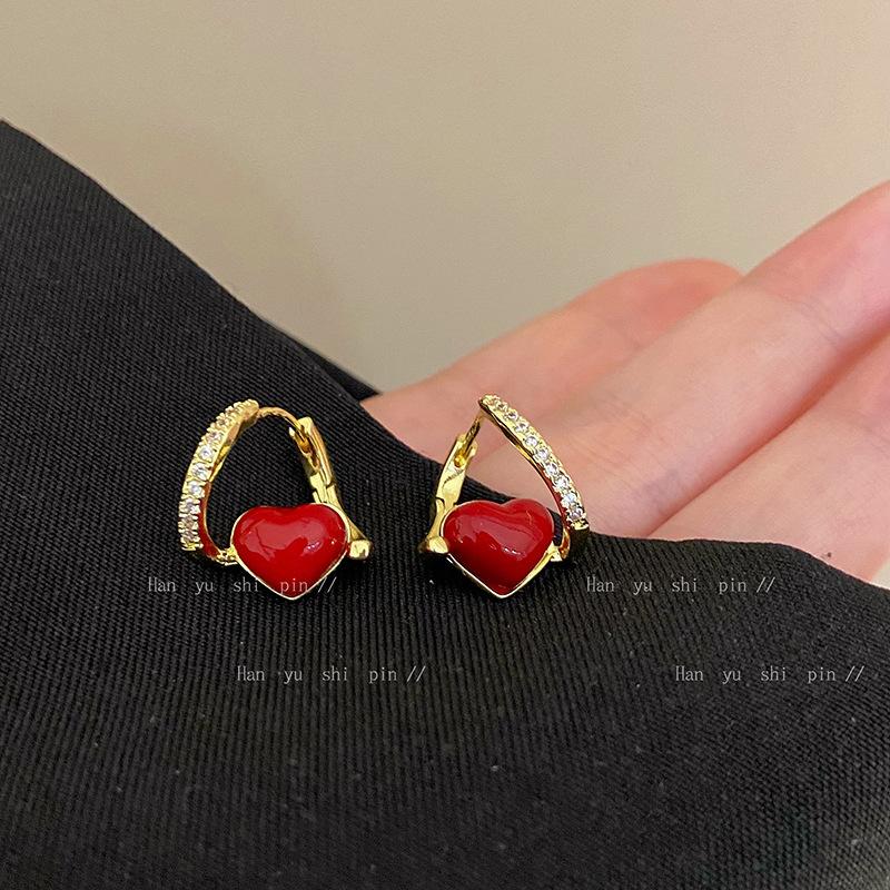 

Новые серьги с геометрическим сердцем, с высоким темпераментом, в корейском ретро-стиле, простые, модные, универсальные, в стиле легкой роскоши красный