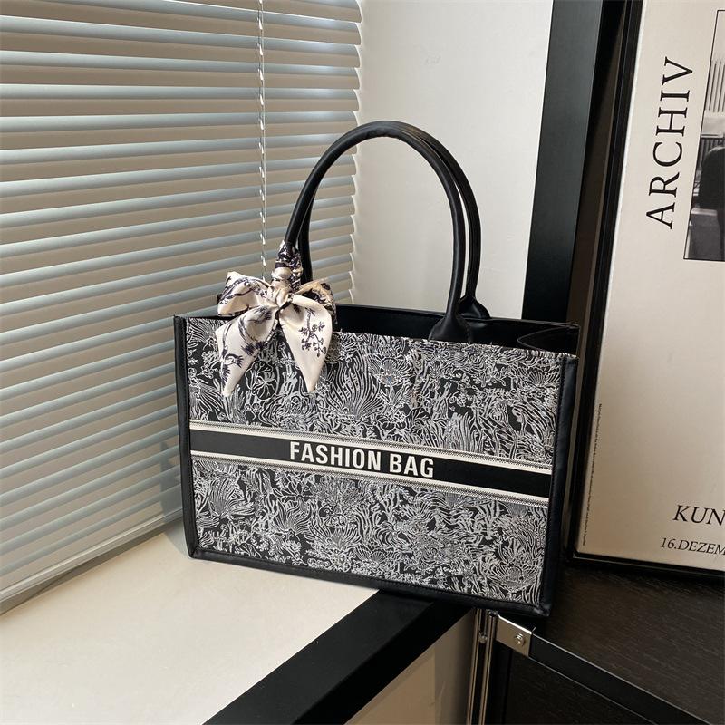 1 Stuks Grote Capaciteit Geborduurde Tote Bag Dames Hoge Kwaliteit Niche Commuter Handtas Schouder Messenger Bag Vrijetijdstas