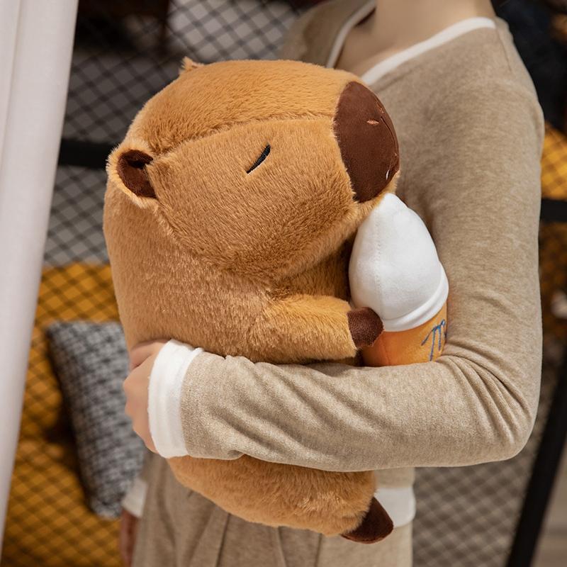 Cappello di buon compleanno Capibara peluche ripieno cartone animato Swag abbraccio bottiglia di latte Capibara peluche giocattolo regalo di compleanno unico per ragazzo ragazza