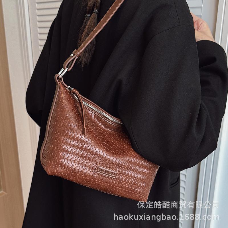 Retro bag women's large capacity 2025 new versatile casual shoulder underarm bag texture work commuter messenger bag