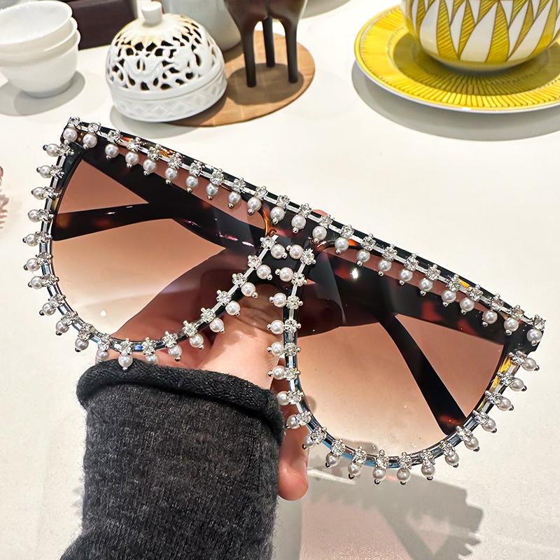 Sonnenbrille mit Strass-Glanz-Design, modischer einteiliger Rahmen, graue Sonnenbrille für Damen, trendige Dekoration für Partys