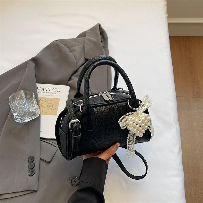 Fashion messenger bag niche casual small square bag women's 2025 summer new hand carry simple commuter shoulder bag