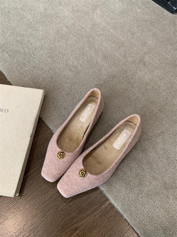 

2025 autumn and winter new French thick heel single shoes women s small fragrant style versatile flat shoes temperament soft sole work shoes 39 розовый