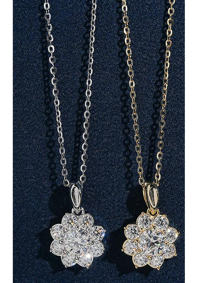 Elegant Moissanite Flower Necklace: 1 Carat 8 Hearts & Arrows Cut, Light Luxury Clavicle Chain, European & American Style.