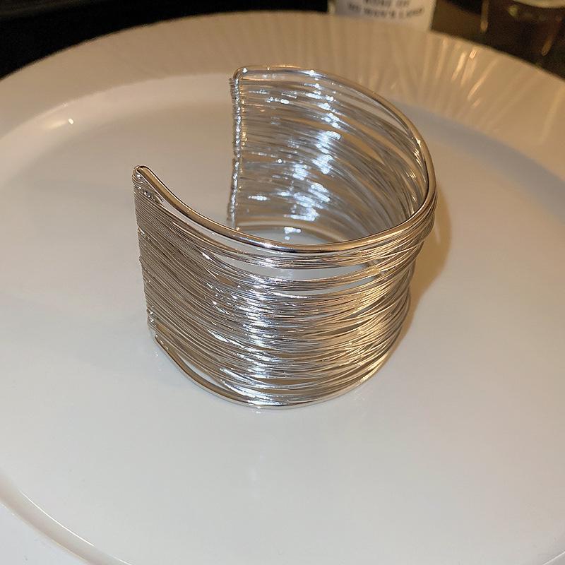 European & American Pleated Metal Bangle: Elegant Cold-Style Bracelet with High-End Luxury Design