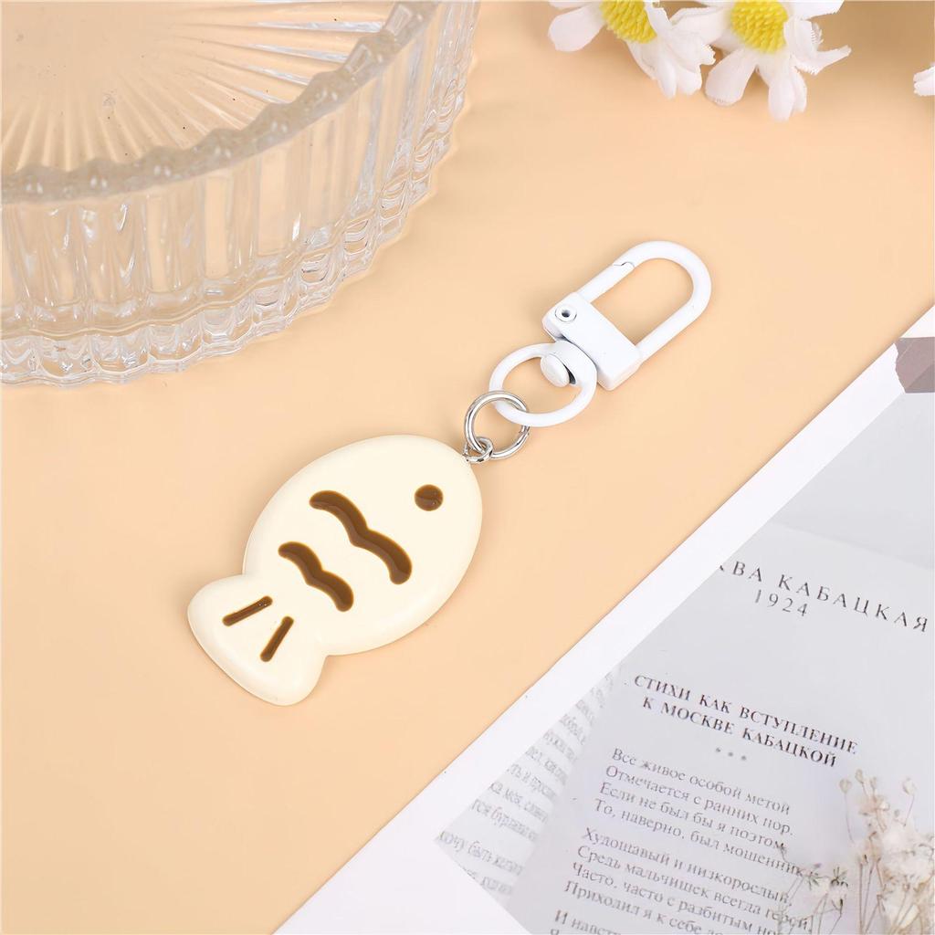 Cute Cartoon Kitten & Fish Keychain Pendant - Black & White Design for Backpacks, Couples, & Students