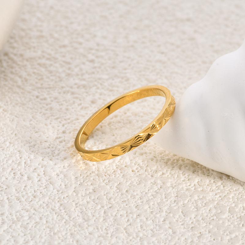 Anel de Aço Titânio Banhado a Ouro 18K com Padrão Floral para Mulheres - Super Brilhante, Cor Duradoura, Brilho Francês, Estilo Europeu e Americano