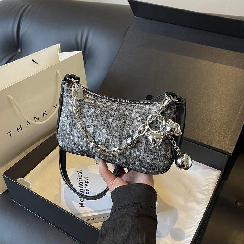 

Сумка подмышкой женская 2024 новая летняя модная сумка через плечо с нишевым дизайном маленькая квадратная сумка для работы маленькая сумка чёрный