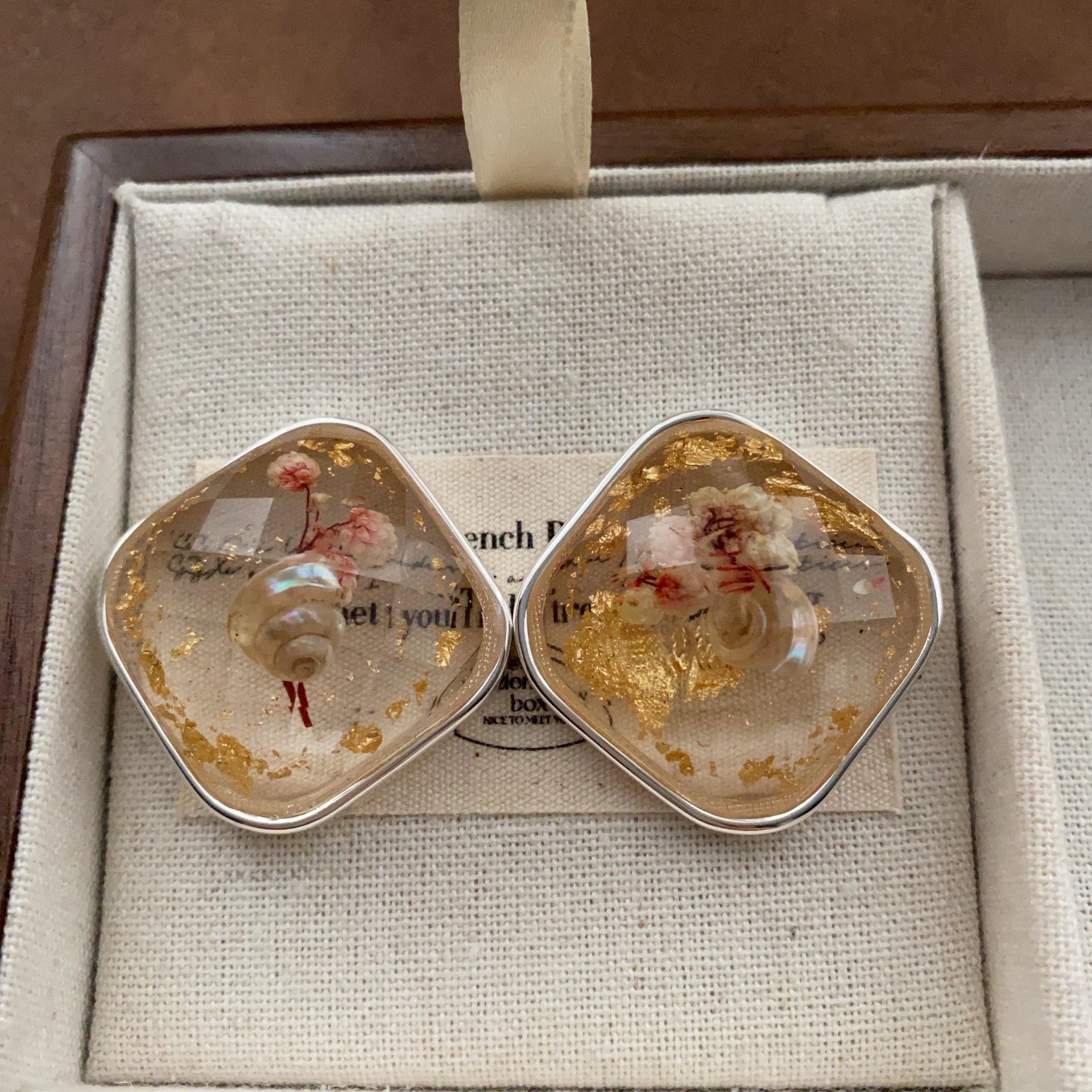 

Rhombus Resin Dried Flower Screw Earrings Gold Foil High Sense Art French Natural Romance Light Luxury Earrings Women
