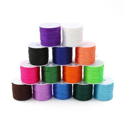 Elastico colorato fai da te fatto a mano per la creazione di gioielli con perline: anello, collana, braccialetto. Filo intrecciato per accessori.