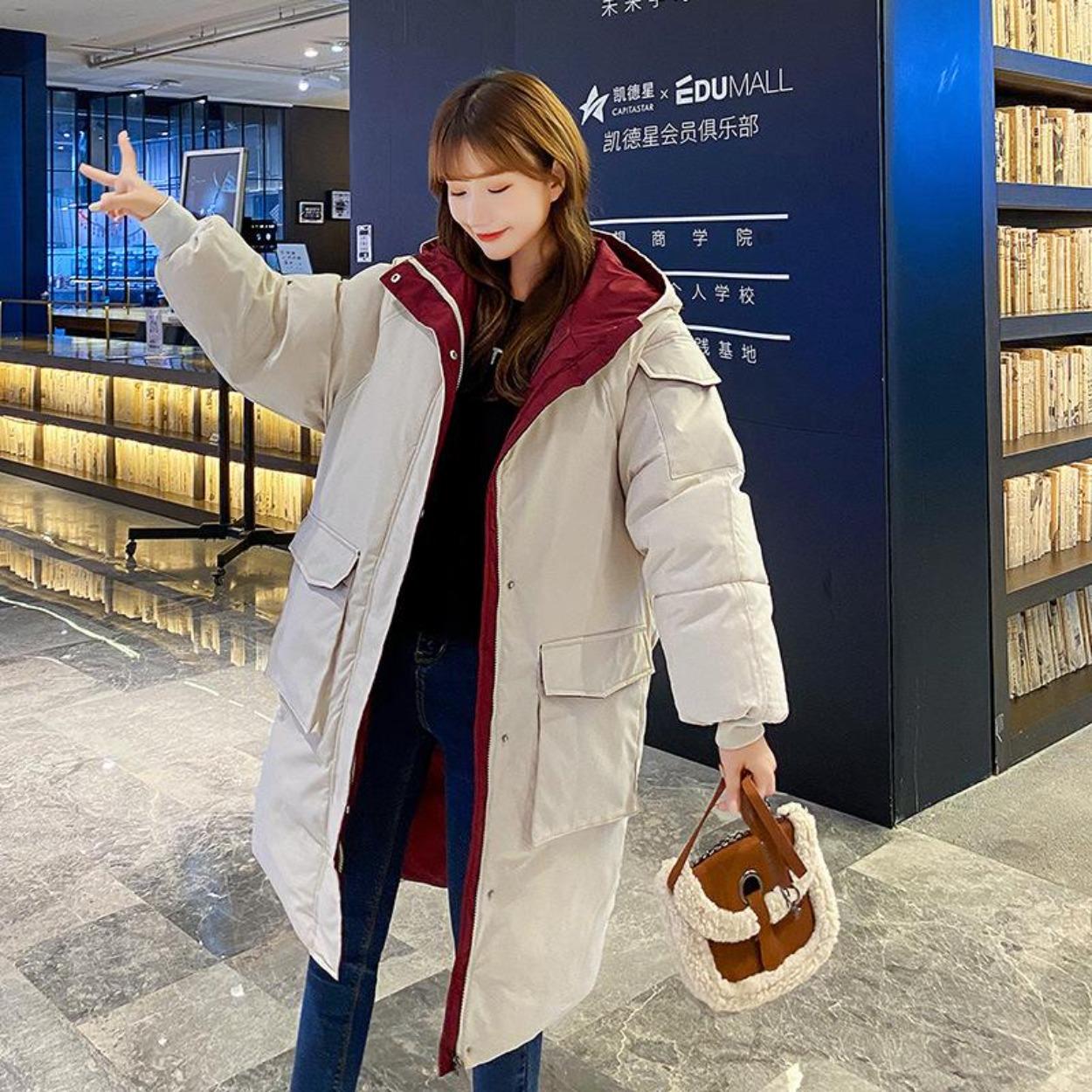 Женская пуховая куртка средней длины — фото 6