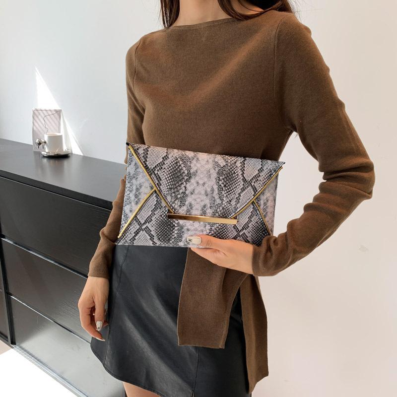 Stylish Women's Mobile Phone Bag Trendy Envelope Clutch With Color Block Design