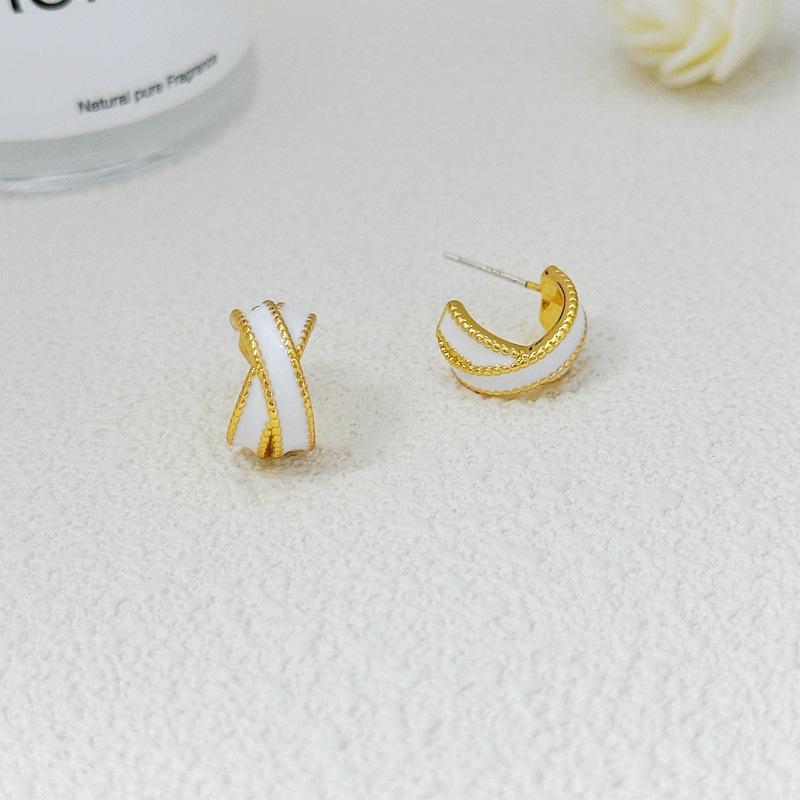 

Simple Light Luxury Atmosphere Cross Contrast Color Drop Glaze C Word Stud Earrings Premium Feeling Earrings белый