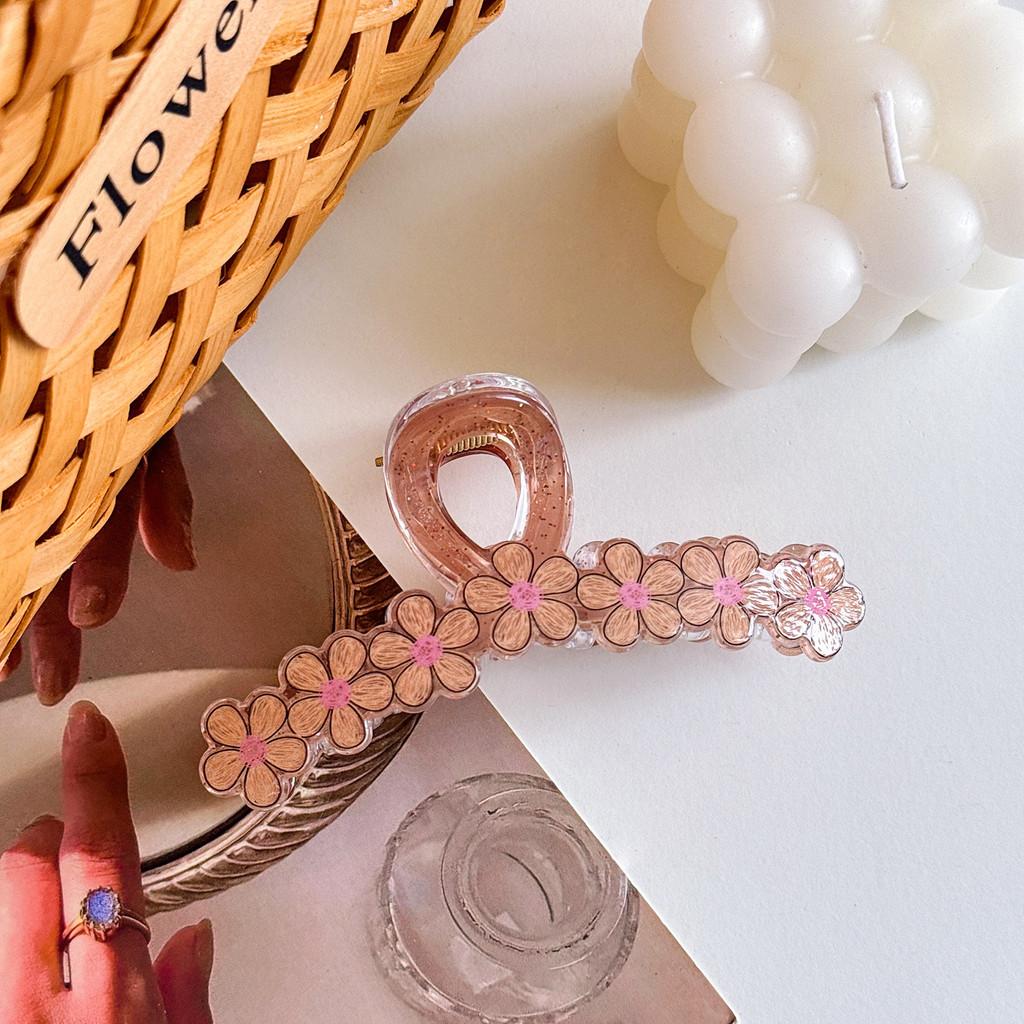 High-quality Acrylic Flower Hair Clips For Women In Chic Colors Great For Everyday Use