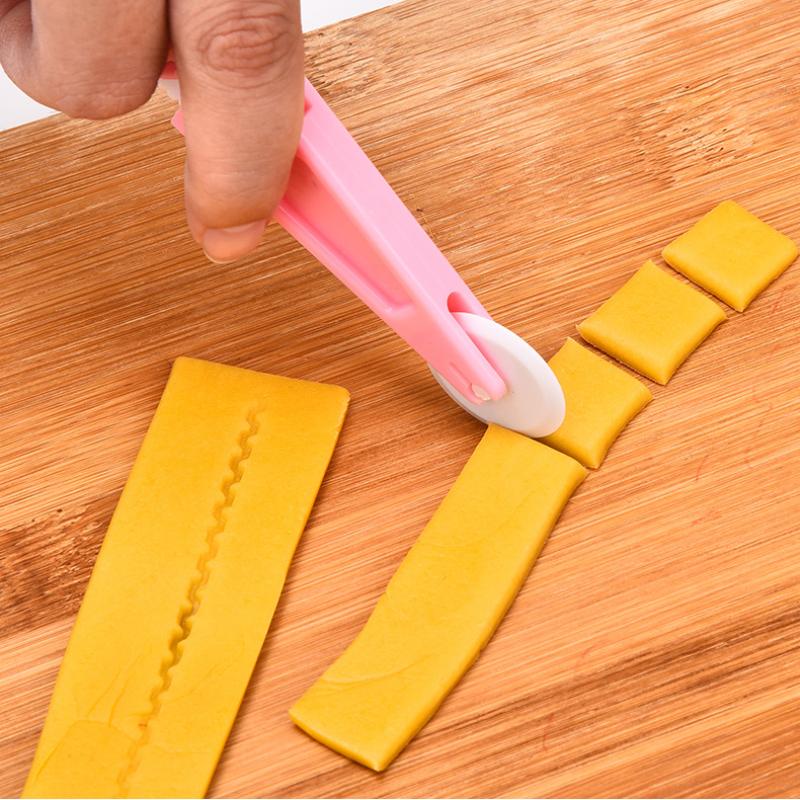 1Pc Kitchen Creative Mold Set Straight Wheel Knife Curved Wheel Knife Baking Cake DIY Fondant Small Wheel Knife Mold