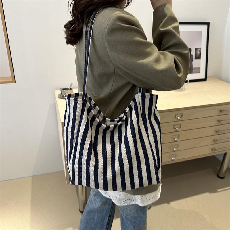 Stylish And Spacious Retro Canvas Tote Bag For Everyday Fashionable Shopping