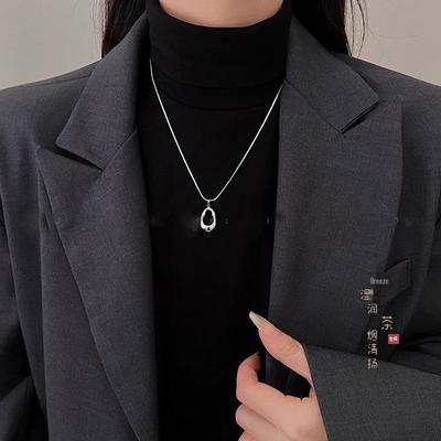 Stříbrný geometrický oválný náhrdelník s přívěskem - Elegantní špičkový design pro ženy