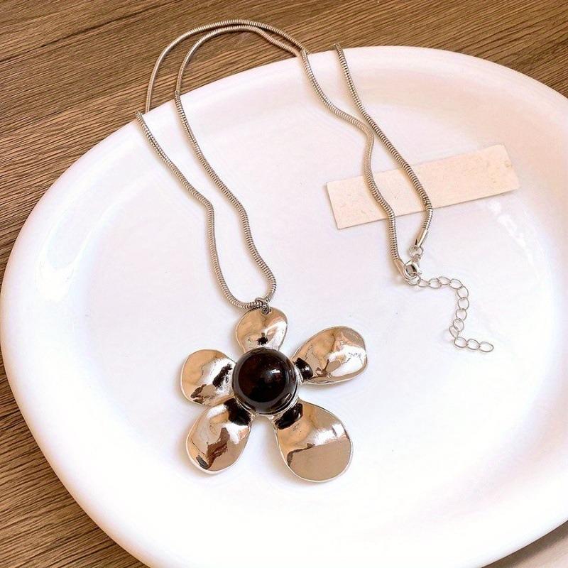 Brushed water drop love pendant, pull-out necklace, simple and high-end sweater chain, niche cold wind necklace jewelry