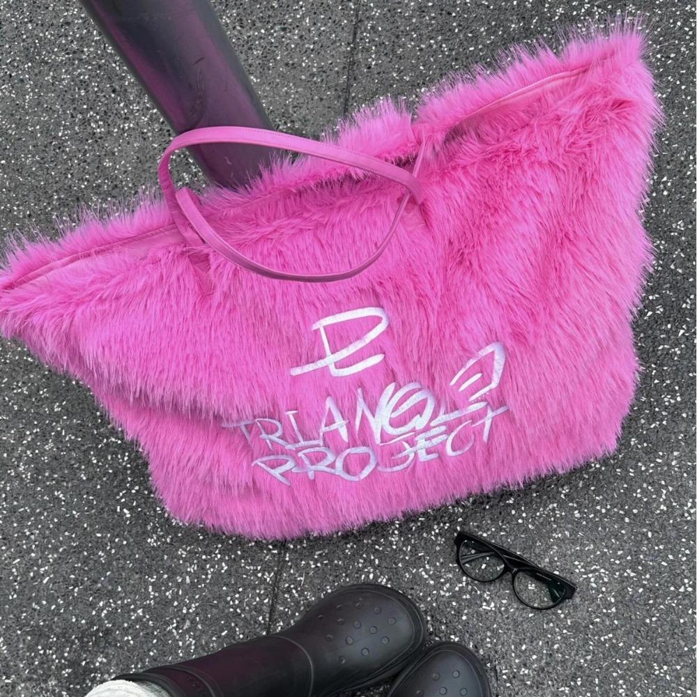 

2025 autumn European and American fashion hand bag portable shoulder tote bag pink embroidered plush hand bag