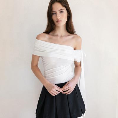 Schräger Schulter-Streamer Gestricktes Slim-Top Ein-Wort-Schulter Plissiertes Kurzarm-T-Shirt Unterhemd