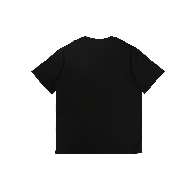 Europese Maat Zwart Sport T-shirt met een Voetbal En Sneakers Ontwerp, Perfect voor Training, Wedstrijden En Casual Uitjes, Gemaakt van Ademend Materiaal