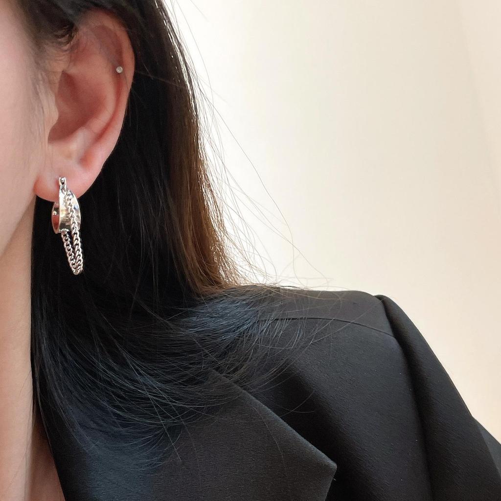 Elegant Retro Design: Dongdaemun Chain Ear Cuff for Women