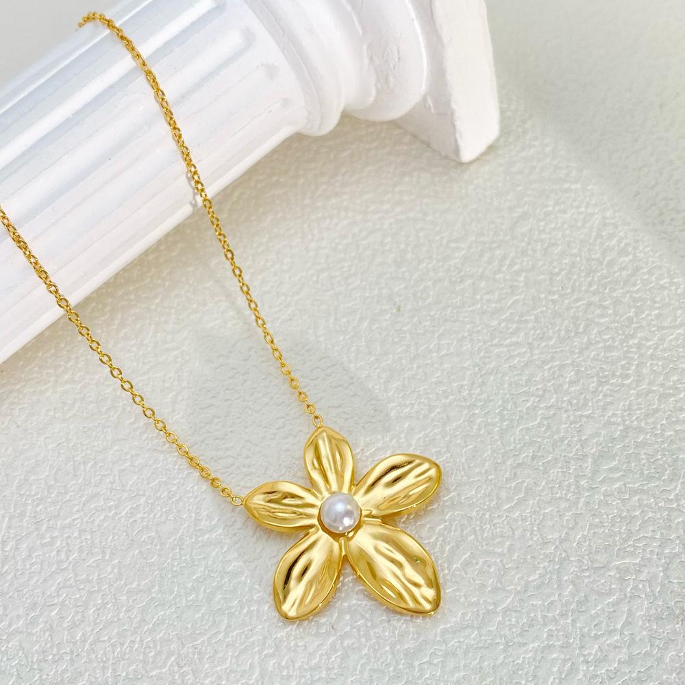 Naszyjnik z trzema kwiatami ze stali nierdzewnej pozłacany 18-karatowym złotem: Elegancka tytanowa biżuteria w stylu francuskim