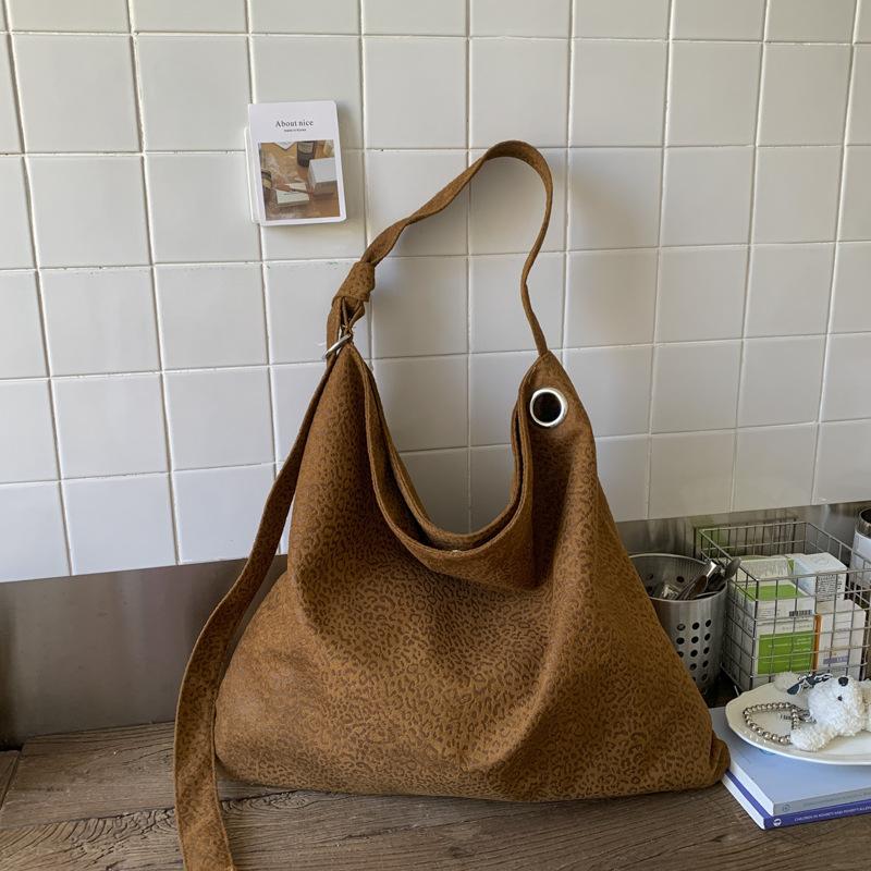

Vintage large capacity tote bag women s handbag 2025 new simple soft side shoulder bag versatile underarm commuter bag коричневый