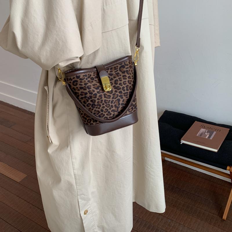 Niche simple leopard print fashion commuter handbag bag women's autumn and winter new messenger bucket bag