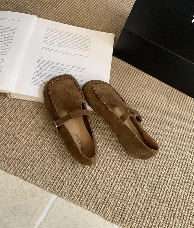 2025 autumn retro square head shallow mouth flat bottom old money style single shoes women's design sense French evening wind Mary Jane shoes