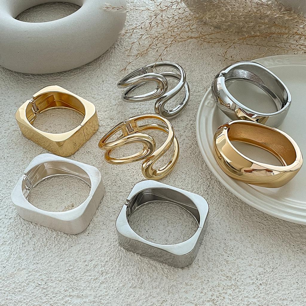 Salircon Trendy Semplici Geometriche Lisce Larghe Bracciali a Molla per Donne Doppio Strato Curvo Bracciale in Metallo Gioielli da Festa per Signore