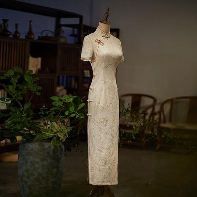 Krajkové šaty Cheongsam s dlouhým rukávem a dlouhým vylepšeným tradičním cheongsamem